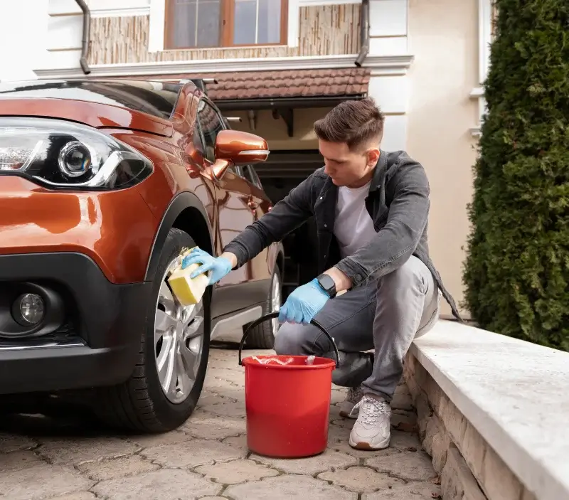 Lavage auto à domicile Dénat : professionnel intervenant sur un véhicule